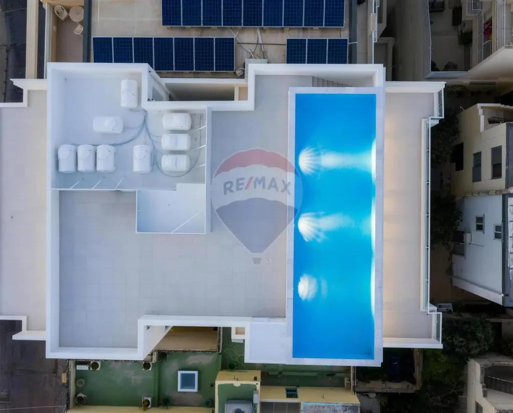 Penthouse with rooftop pool — photo 4