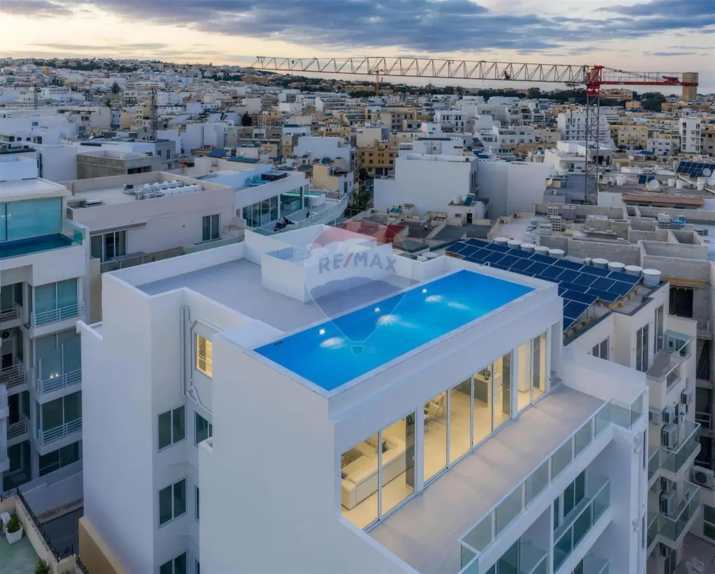 Penthouse with rooftop pool, Swieqi